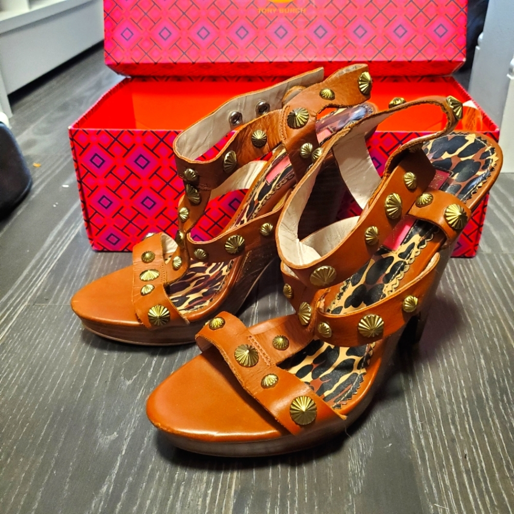 Betsy Johnson platform wedge sandals with gold shell details size 7.5